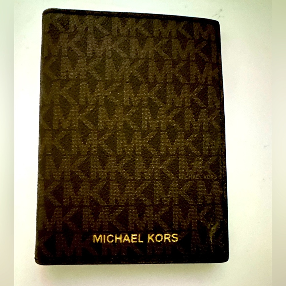 NWOT Michael Kors Jet Setter Passport Wallet